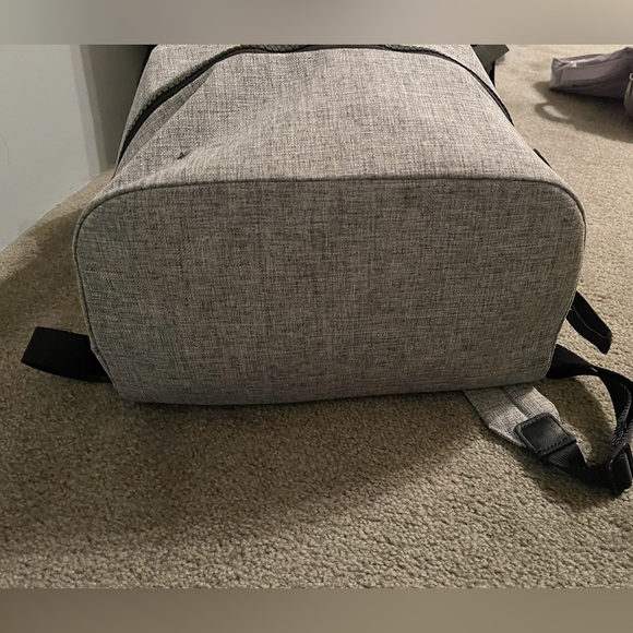 LULULEMON 24L BACKPACK **EXCELLENT CONDITION** - Picture 9 of 12